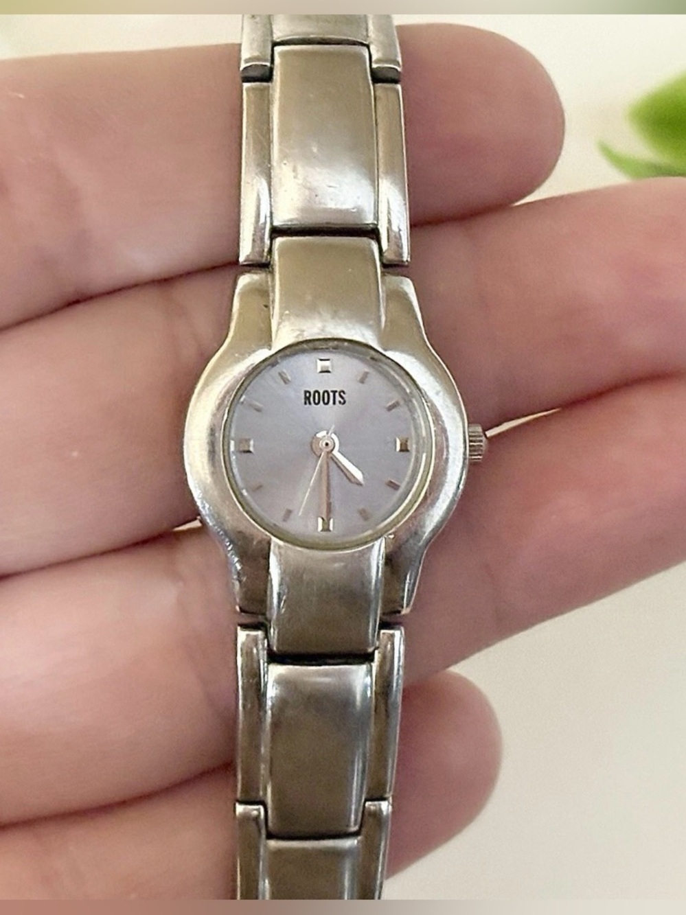 Classic Vintage Roots Canada Womens Modern Stainless Steel Bracelet Watch WORKS!